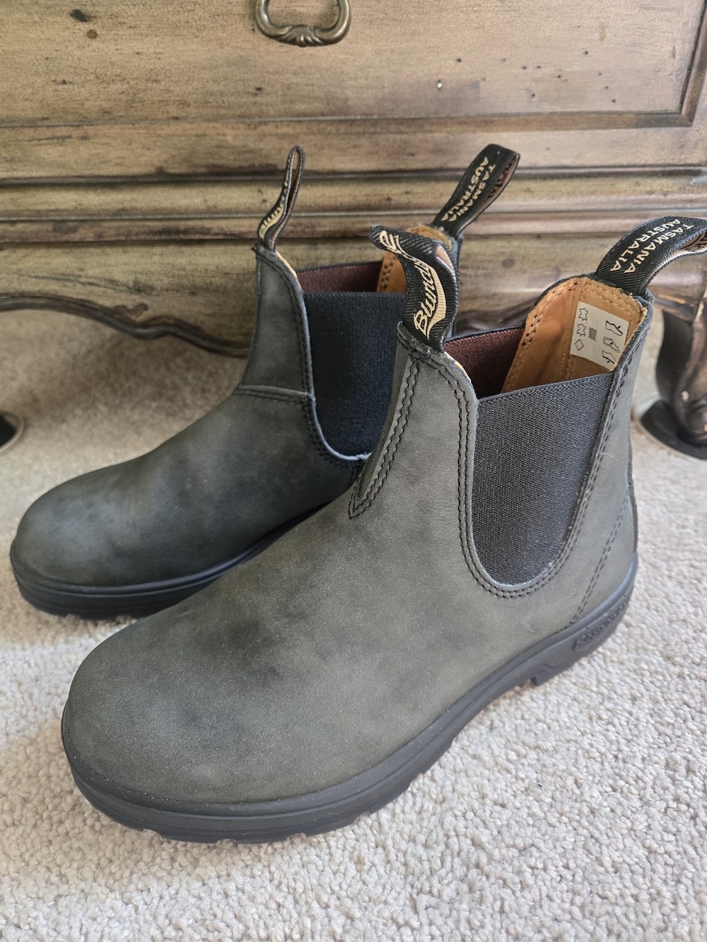 Blundstone Chelsea Boots in Rustic Black 6.5 Women/4.5 Men
